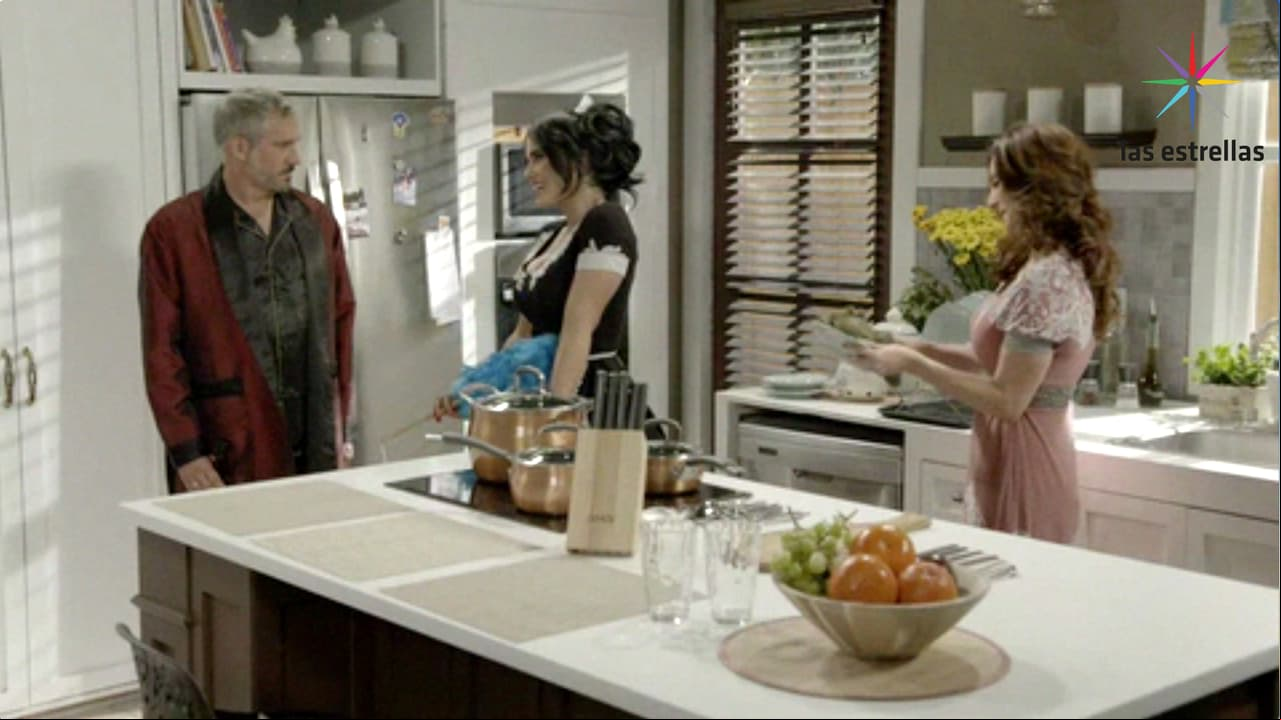 Simón cuenta que entró a la cocina mientras sus mujeres hacían en quehacer (que es su obligación)...