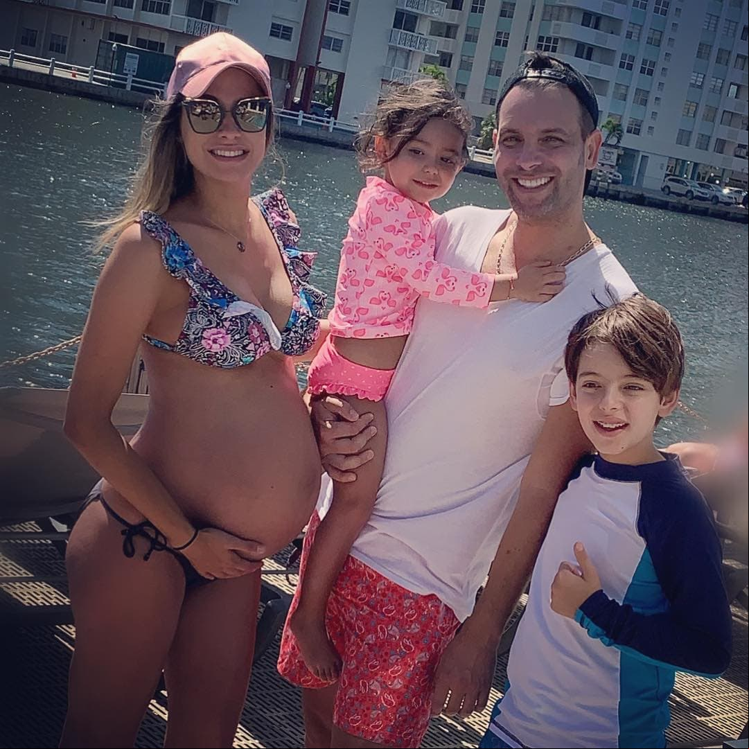 Tras pedir su licencia de maternidad, Odalys se fue de vacaciones con su familia, luciendo su embarazo en bikini.