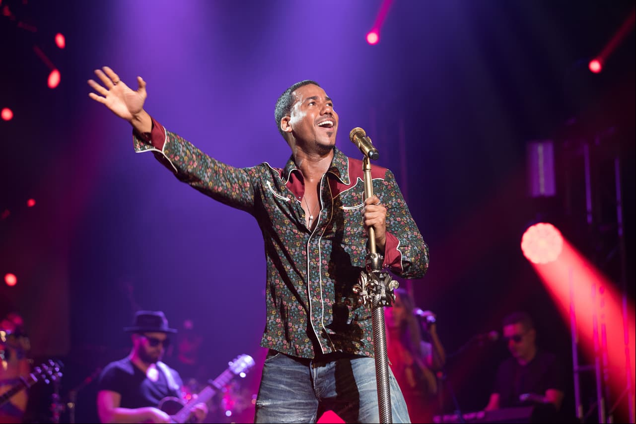 Romeo Santos permite que una iradora toque sus partes íntimas