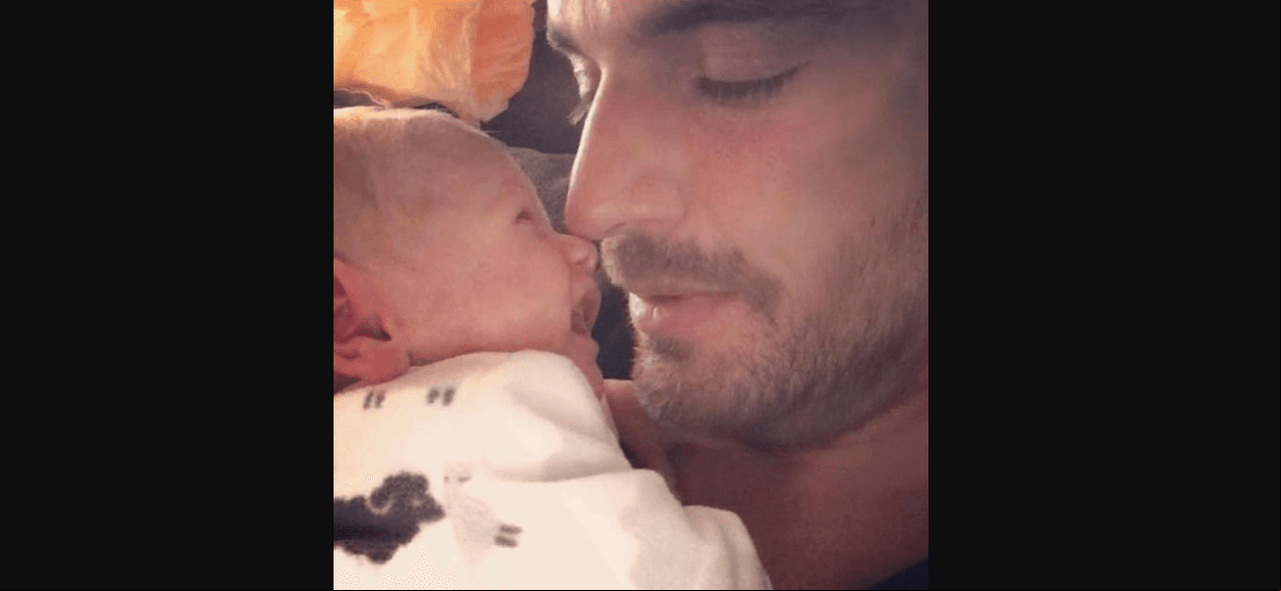El primero en causar revuelo fue Julián Gil, quien a través de su cuenta oficial de Instagram compartió una foto inédita, tomada hace cuatro años, en la que aparece cargando al menor de sus hijos.