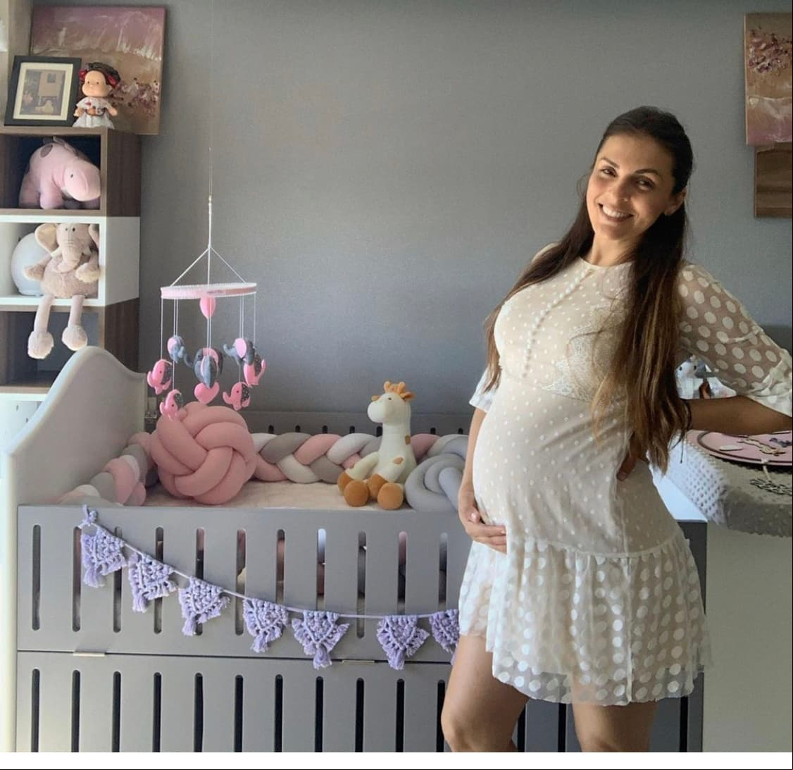 Incluso, ha dejado ver alguno detalles del cuarto de Luciana, nombre que tendrá la bebé que espera.