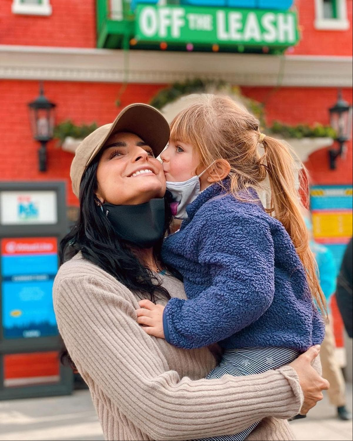 Mientras que en el marco del Día del Niño, Aislinn Derbez abrió su corazón y reveló que la llegada de Kailani había cambiado completamente su vida, describiéndola, incluso, como su mejor amiga.