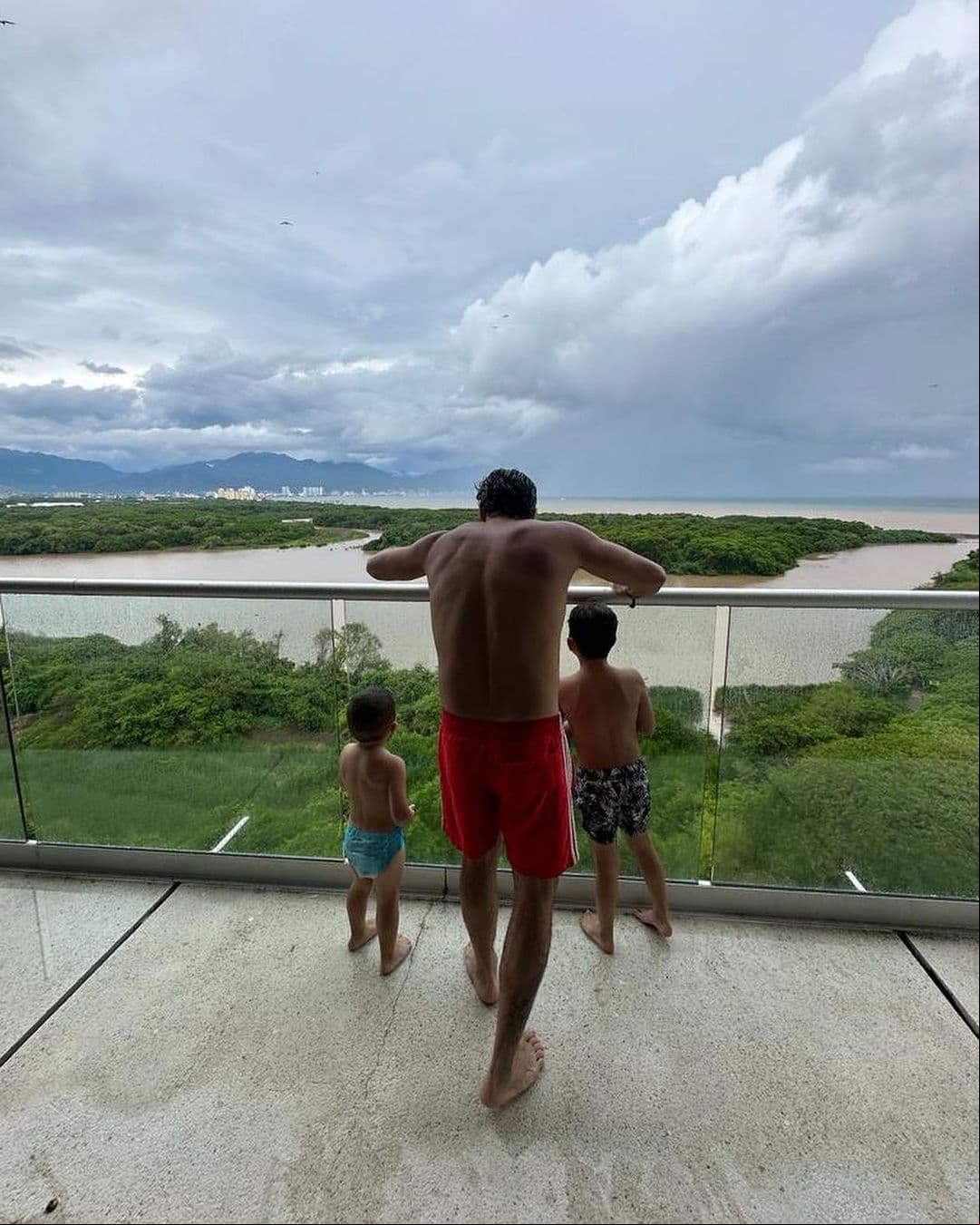 Alfonso Herrera de vacaciones con sus hijos: así de grandes lucen Daniel y Nicolás.