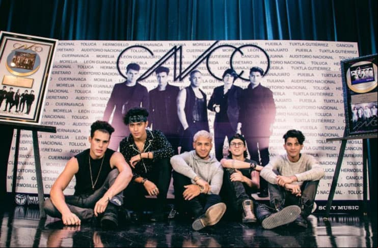 CNCO recuerda su infancia