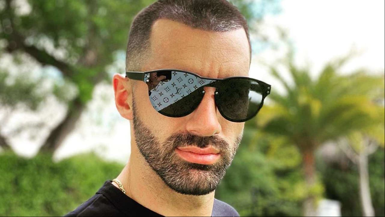 Toni Costa se vuelve viral al salir con ‘chica especial’ y lo exhibe en video