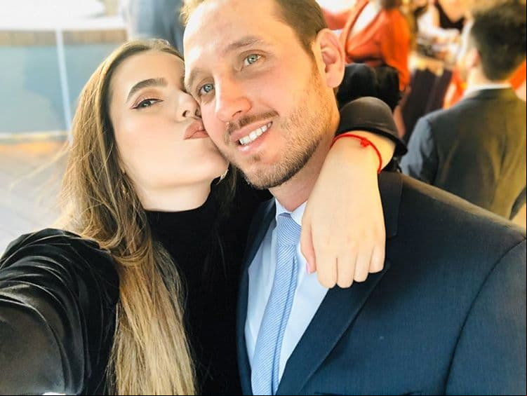 Camila y Francisco comparten muchos gustos y amigos en común. Además, sus parientes se han relacionado, por ejemplo, uno de ellos trabaja en el sonido de los conciertos de Alejandro Fernández.