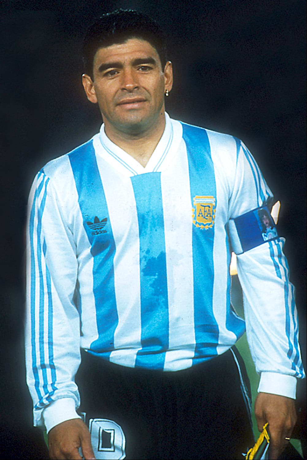 El 25 de noviembre murió el exfutbolista Diego Armando Maradona a la edad de 60 años víctima de un paro cardiorrespiratorio, según reportaron medios argentinos. El astro argentino perdió la vida en su casa de Tigre, en la que se recuperaba desde hace algunos días luego de la complicada operación en la cabeza que le realizaron.