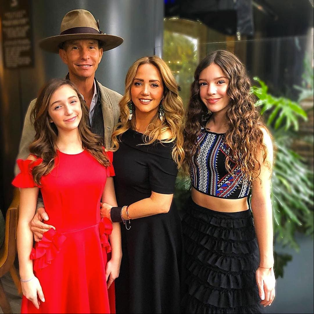 Además de dicho festejo, Mía habló de su carrera musical, ya que se lanzará como solista con la ayuda de su padre. “He estado trabajando en colaboración con mi papá, la verdad yo me siento tan honrada de que mi papá me esté ayudando y guiando en este territorio nuevo que yo no conocía. Ha sido muy bonito trabajar con mi papá, él es el mejor dándome consejos”, expresó.