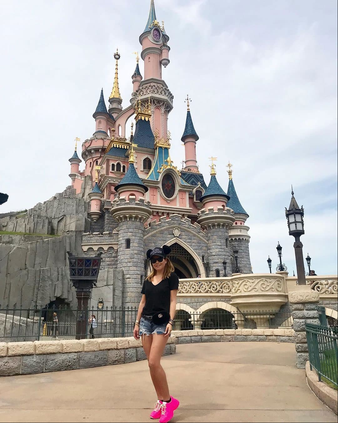 La actriz de ‘Tenías que ser tú’ y ‘Las amazonas’ no perdió la oportunidad de visitar Disneyland, como lo mostró en Instagram, cuya publicación consiguió más de 33 mil likes.