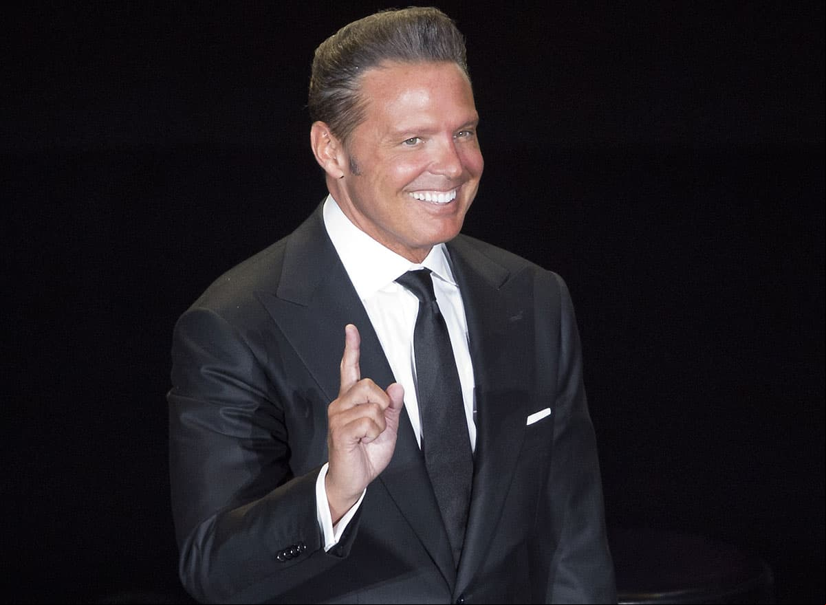 Luis Miguel reaparece de la mano de sensual mujer
