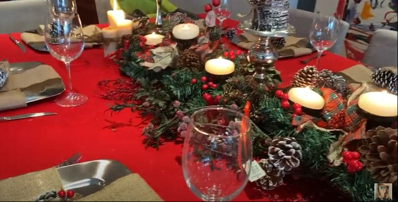 Detallo que para la cena navideña prefirió dejar la mesa con menos adornos que el año pasado para que todo se viera más limpio.