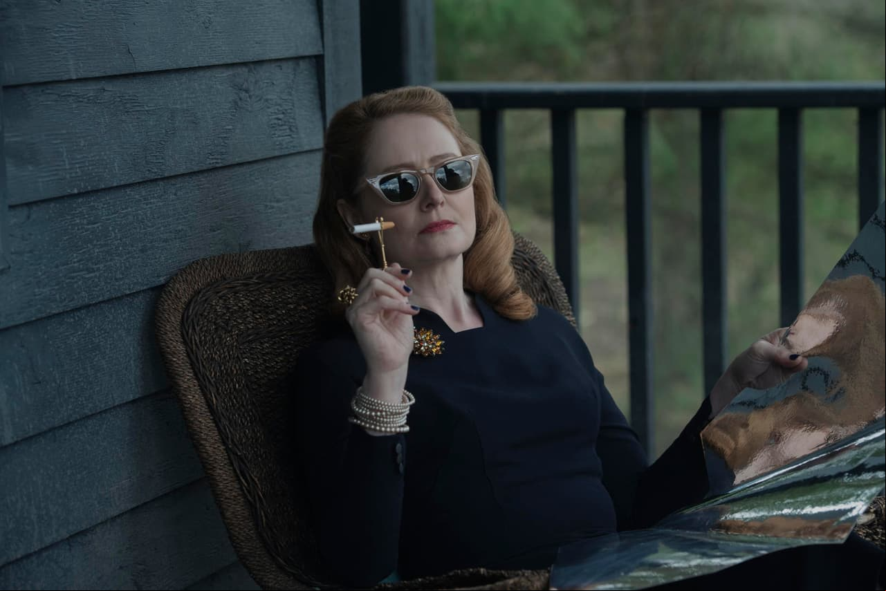 “Zelda Spellman” (Miranda Otto) es la tía bruja más rígida de Sabrina. Es devota a servir al Señor Oscuro como miembro de la Iglesia de la Noche. Es capaz de hacer todo por proteger a “Sabrina”.