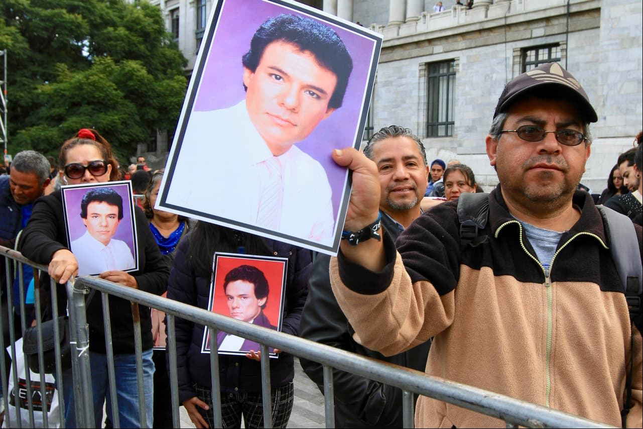 Desde la madrugada de este miércoles 9 de octubre, seguidores de José José llegaron al Palacio de Bellas Artes para despedir a ‘El Príncipe de la Canción’, quien murió el pasado 28 de septiembre en Miami, Florida.
