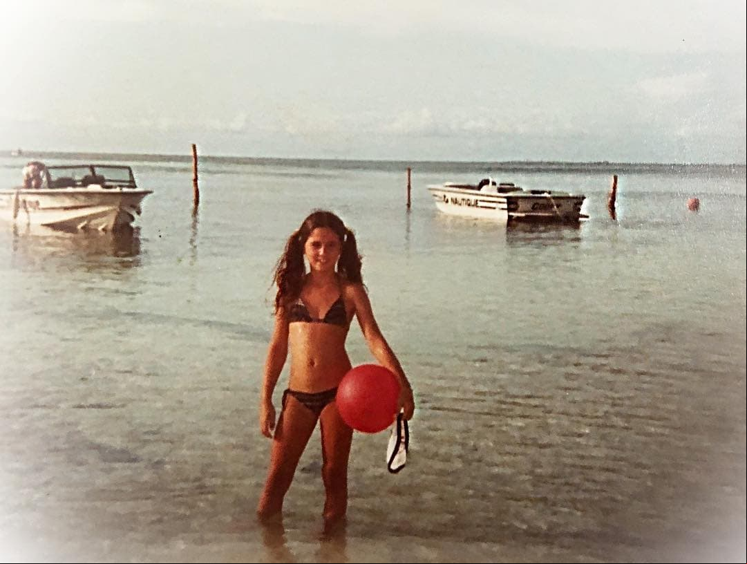 La conductora mostró que desde niña le gustaba utilizar bikini
