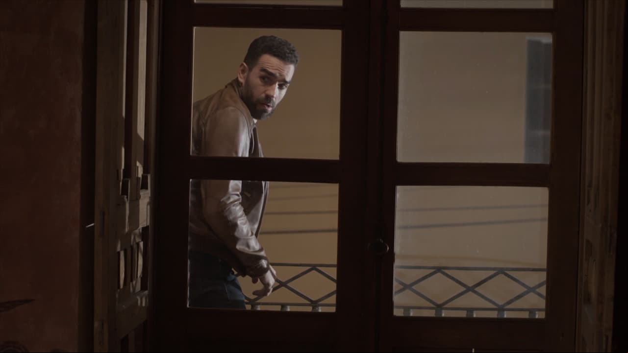 'Fernando' descubre el paradero de 'Lucía' y entra a la casa a salvarla.