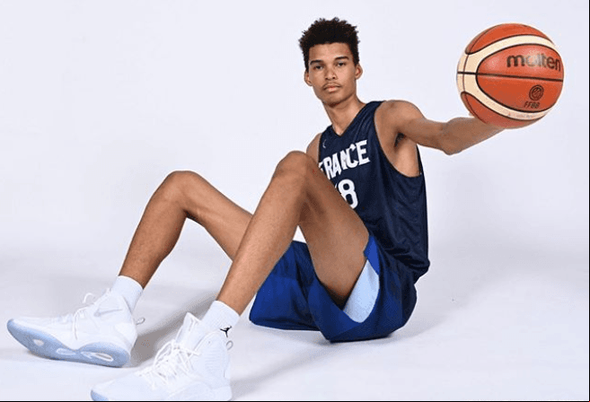 Víctor Wembanyama, jugador francés de tan solo 16 años ya es promesa en el basquetbol.