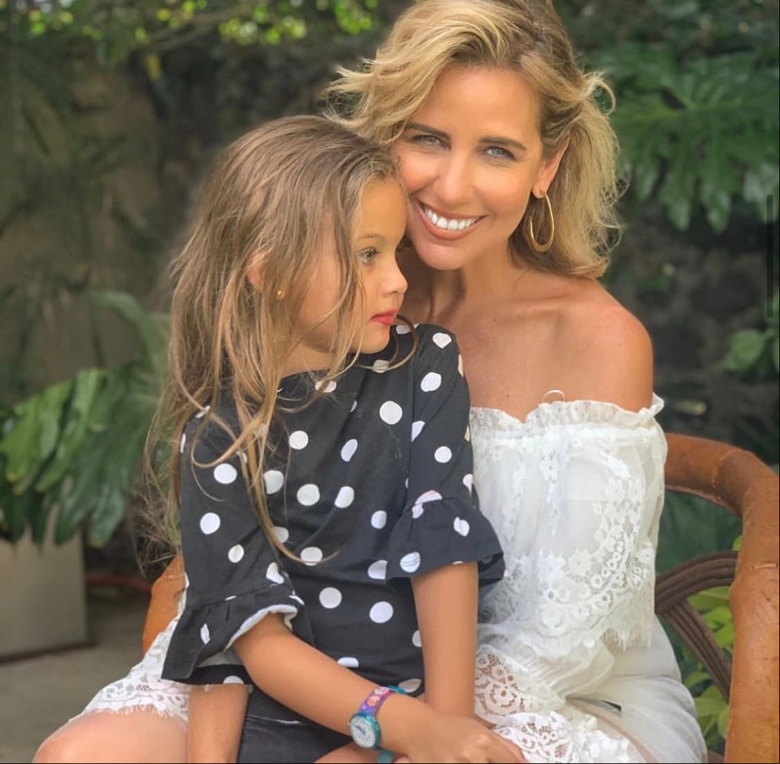 Raquel Bigorra, a los 41 años. La conductora de origen cubano dio a luz a Rafaella, quien hoy tiene cinco años, en enero de 2015, al lado de su marido, el empresario Alejandro Gavira. Bigorra ha revelado en diversas ocaciones que su "chiquitina", como ella llama de cariño, será su única hija, pues su marido ya es padre de otro menor.