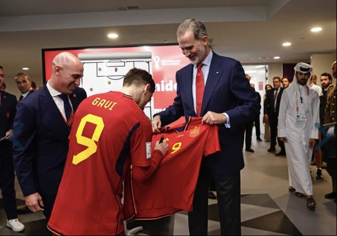 España y su fan 'real': Rey Felipe VI les pide autógrafos tras goleada