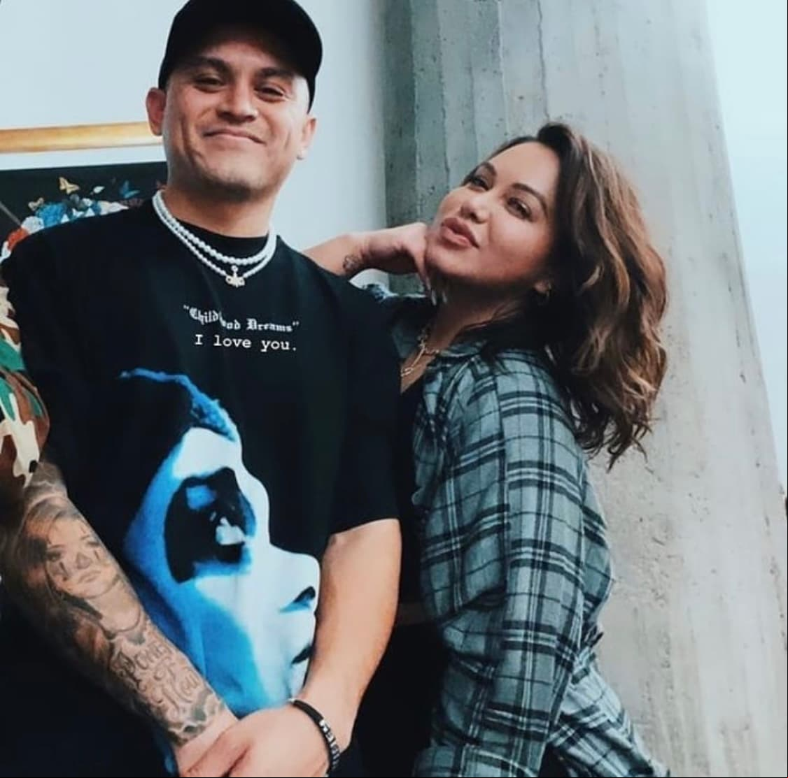 Sobre la identidad de Sánchez, se puede observar en su cuenta de Instagram que es un respetado fotógrafo de grandes estrellas de la música latina, como Becky G y Natti Natasha.