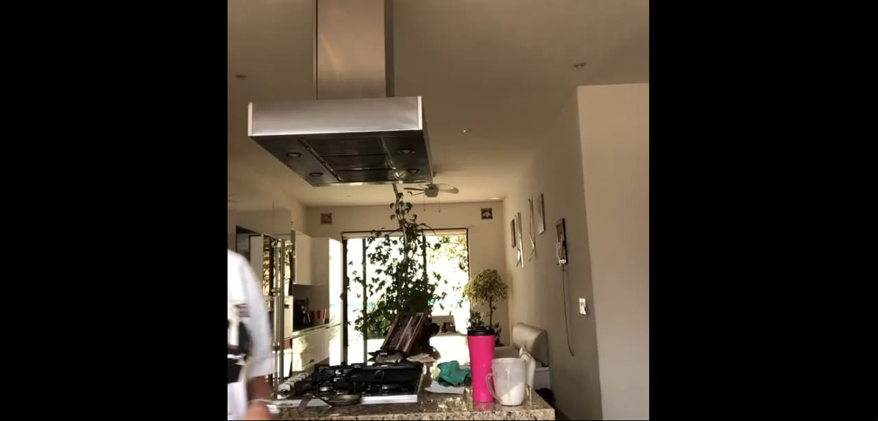 En otra grabación de Instagram, Lety Calderón dejó ver parte de la cocina en la que hay una isla con la estufa.
