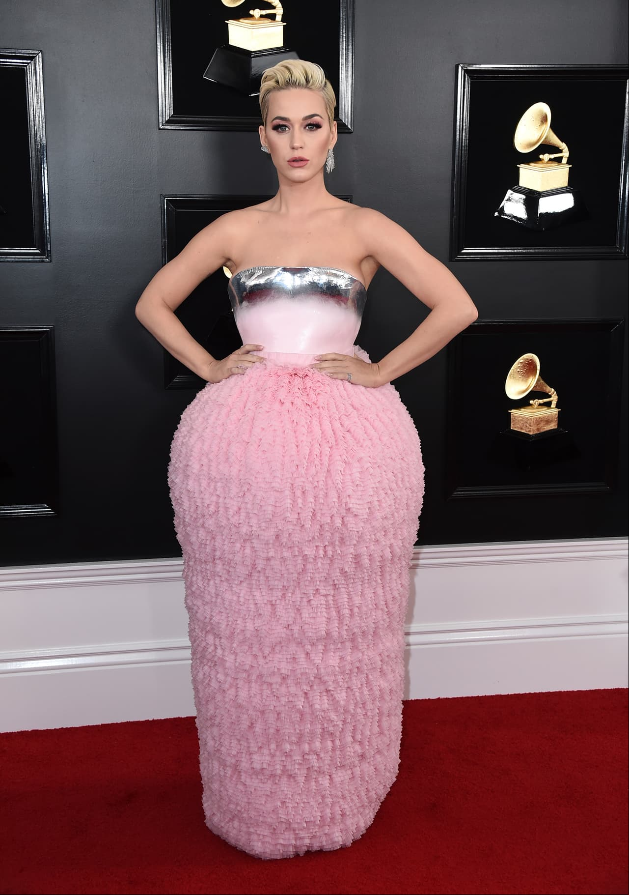 Katy Perry llamó la atención al desfilar con un diseño de color rosa con la falda en forma de globo.