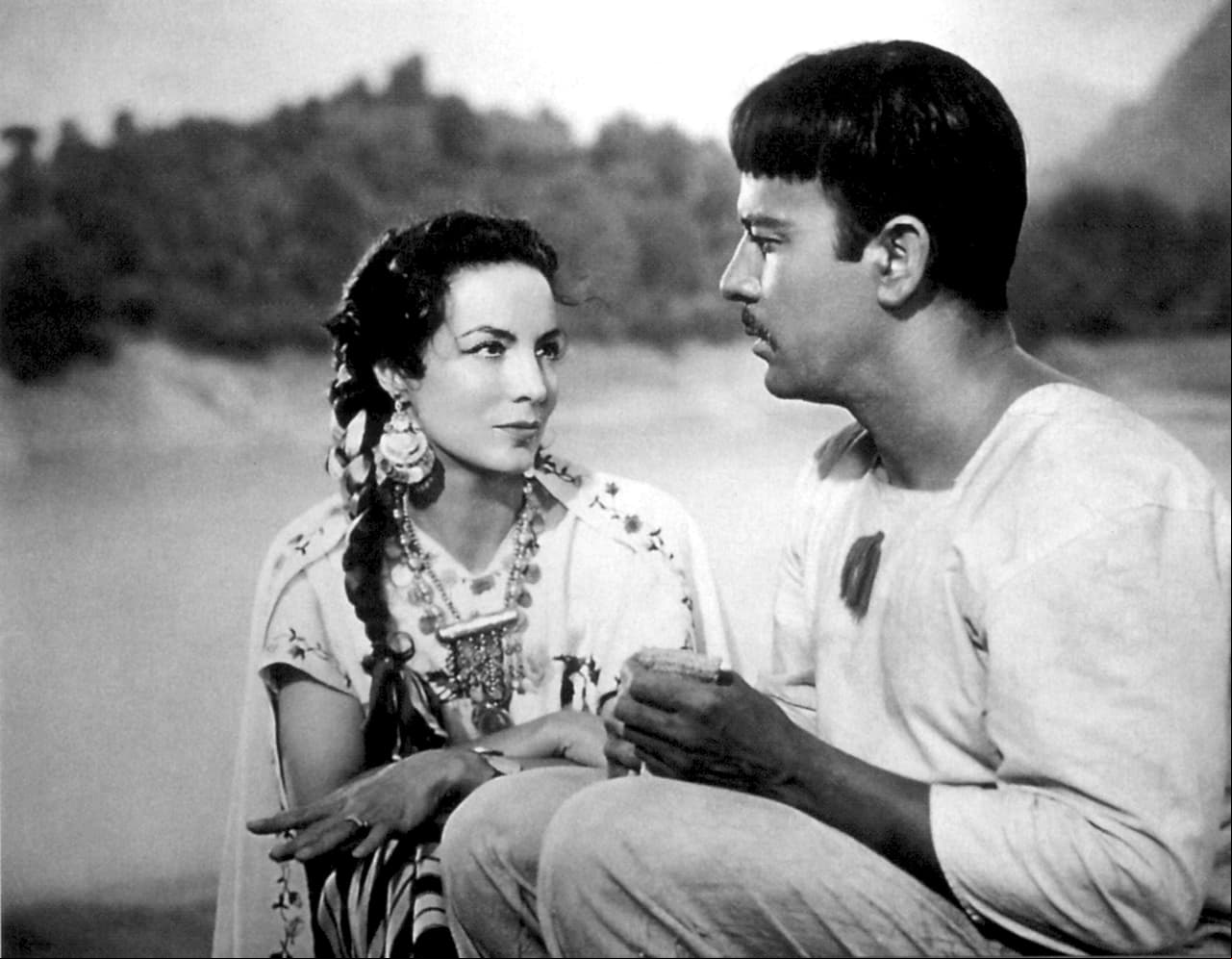 Como una de las máximas actrices del Cine de Oro Mexicano, la vida de María Félix continúa siendo hasta la fecha una historia llena de intriga y poder, pues 'La Doña' se consolidó como una estrella, incluso con gran reconocimiento a nivel internacional.