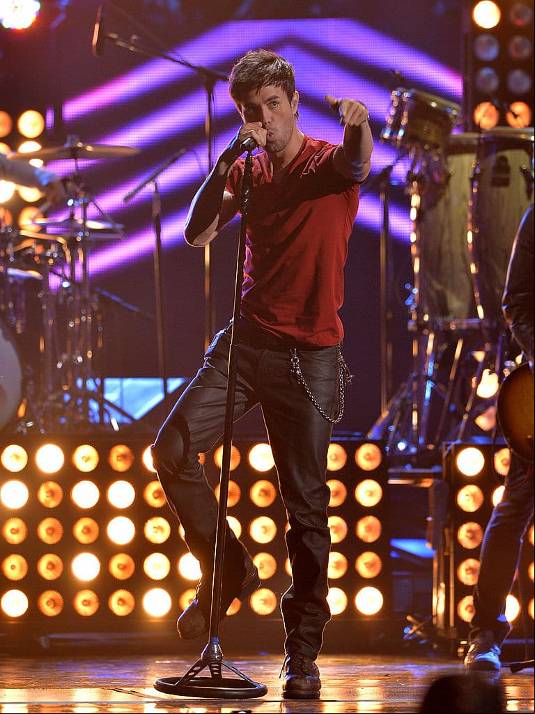 Enrique Iglesias se encuentra subiendo peldaños al contar con 23 galardones de Premio Lo Nuestro, algunos de ellos son Revelación del Año, Álbum Pop del Año, Video del Año.