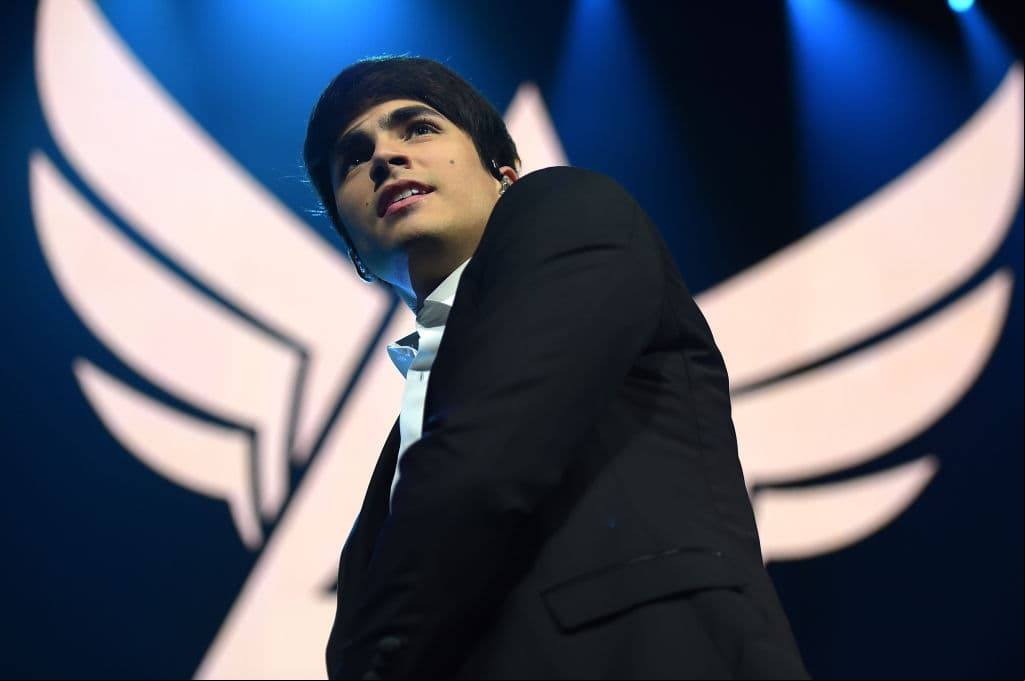 En 2018, el joven tomó la decisión de separarse de la banda para comenzar con su carrera pero en la actuación, por lo que viajó a México. Su primera aparición fue en la telenovela ‘Like, la leyenda’.