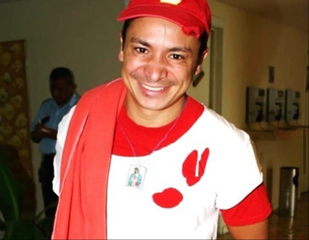 Finalmente, Evelio Arias Ramos, famoso por su personaje de 'Evelio con V chica', estuvo en el programa hasta 2005, para después participar en la telenovela 'Tormenta en el paraíso' en 2007 y 'María de Todos los Ángeles' en el mismo año, aunque su actuación fue proyectada hasta 2009. El actor y comediante falleció el 5 de noviembre de 2008, debido a una falla cardíaca.