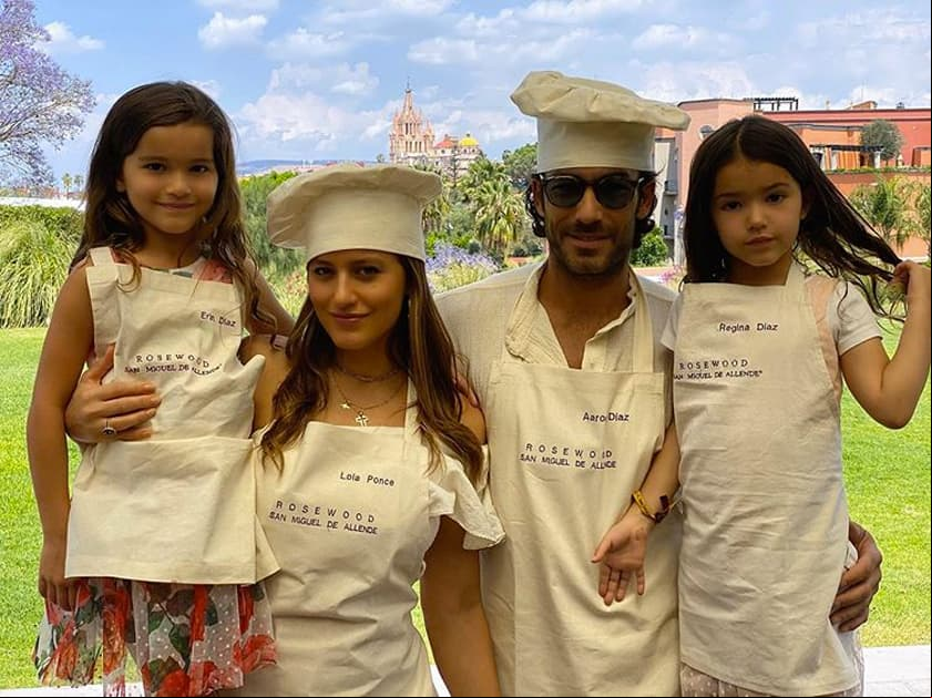 Además en octubre de ese año anunció la apertura de su canal de Youtube para mostrar su vida con Lola Ponce, con quien tuvo sus hijas Regina y Erin, llamado ‘Una familia REAL’, nombre que eligió al usar las iniciales de los nombres de su familia.