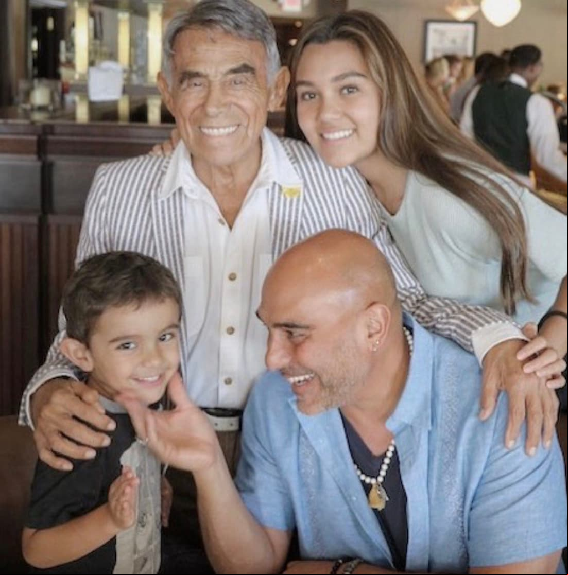 Suárez Gomís es padre de dos niños, los cuales nacieron de dos relaciones sentimentales diferentes; Ximena y Pablo, pero que han formado una sola familia junto a su orgulloso papá.