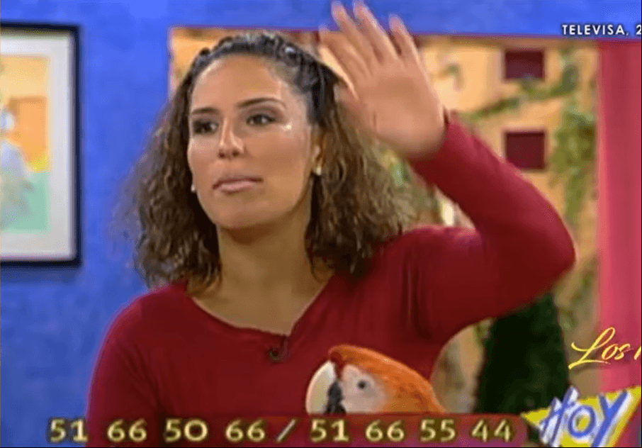Angélica Vale formó parte de la emisión matutina en una de sus primeras etapas, del 2000 al 2001 haciendo mancuerna con Arath de la Torre.