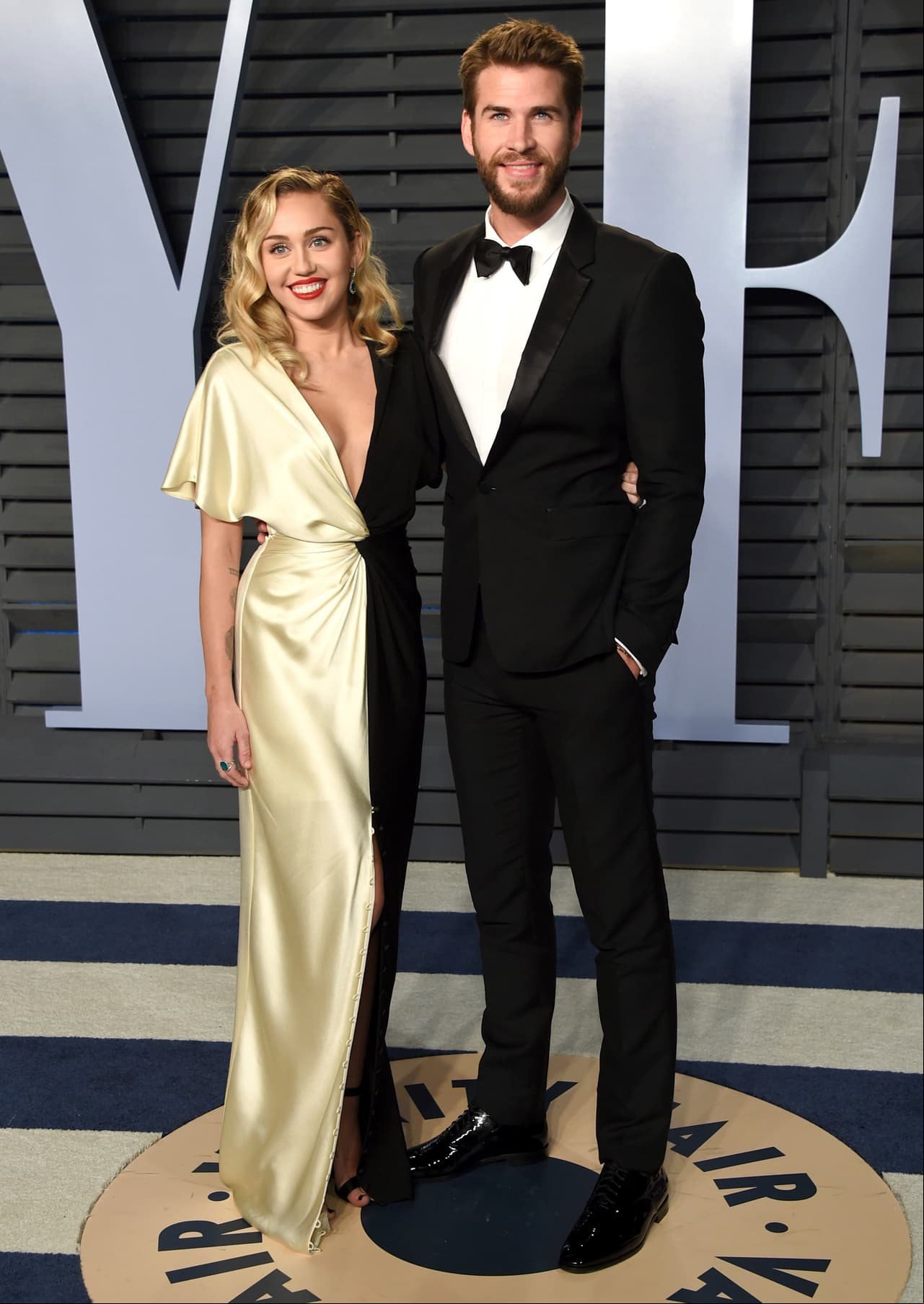 Miley Cyrus confirma que se casó con Liam Hemsworth con románticas fotos