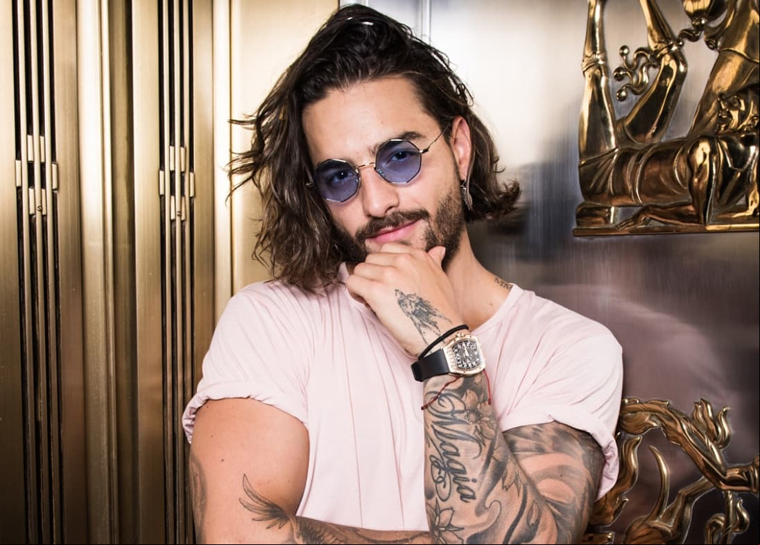 Maluma es atacado por su mascota; muestra la lesión que sufrió