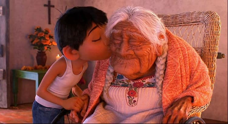 Niño le canta 'Recuérdame' de la película 'Coco' a hermanita muerta