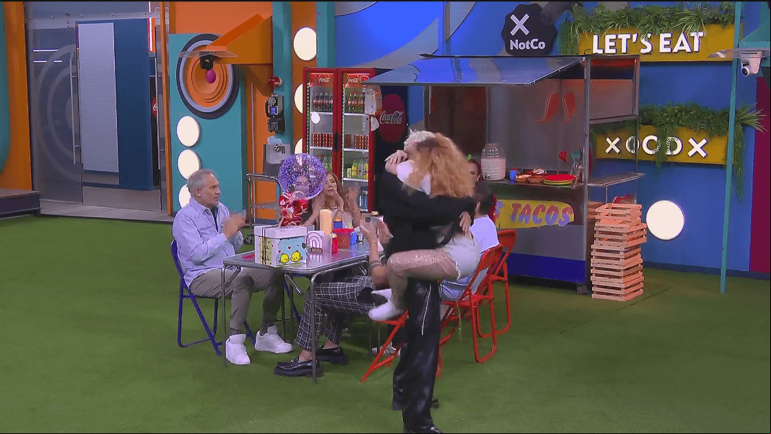 Briggitte abraza a su hermano