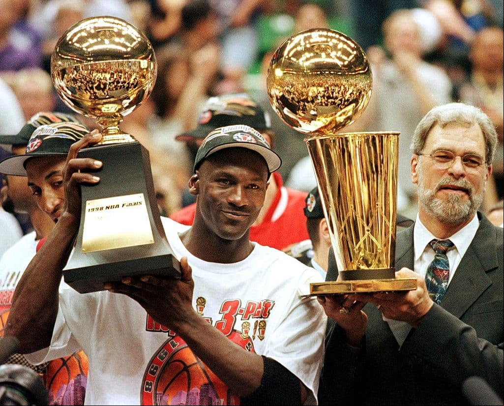 Phil Jackson es el entrenador más ganador en la historia de la NBA al tener 11 anillos en total.