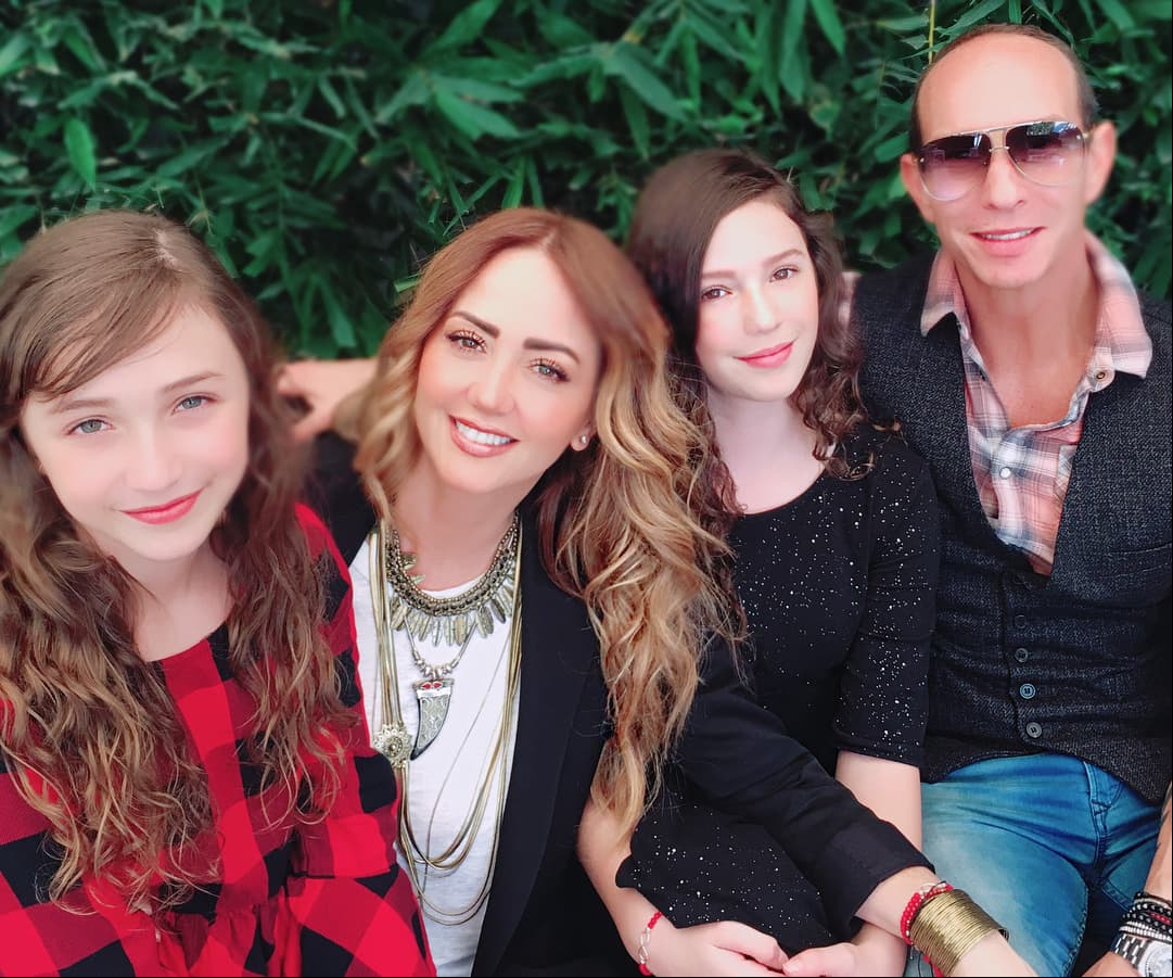 Andrea Legarreta y Erik Rubín apoyan la pasión actoral de sus hijas