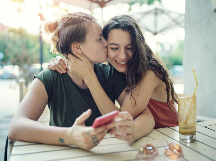 Piscis. Eres simpática, compasiva y empática así que es muy fácil entender a los demás; sueles anteponer las necesidades de otros a las tuyas. Eres súper comprensible.