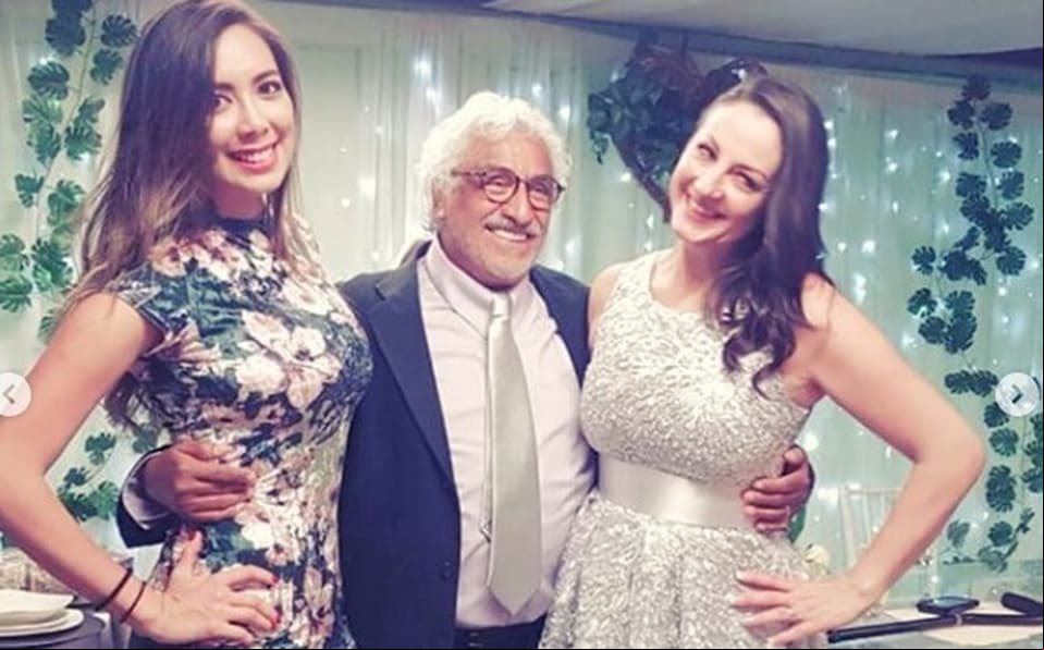 Rafael Inclán se casó el 23 de febrero con Paola Lavat, una mujer tres décadas más joven que él. Aunque los detalles de su boda se mantuvieron en secreto, fue su nieta, Paula Benítez quien compartió en Instagram algunas fotografías del enlace nupcial.