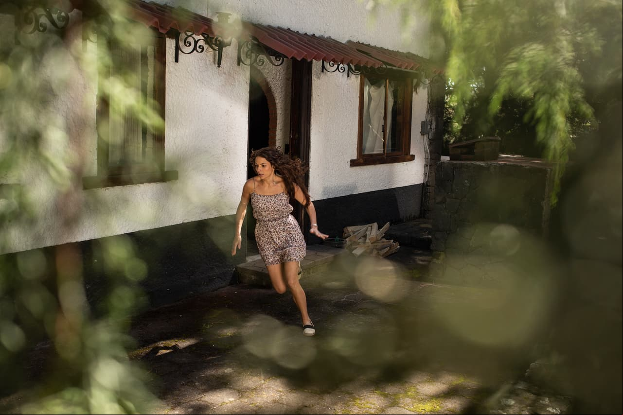 'Ángela' logra escapar de las garras del villano.