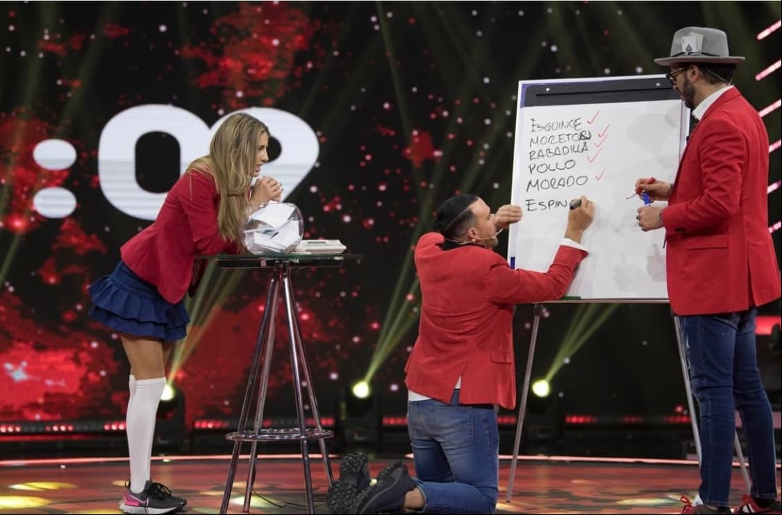Así, los integrantes de 'La Familia Disfuncional', se dispusieron a jugar 'con pincitas', 'Jálame ésta', Mírame quién llama', 'Ojos que no ven' y 'Dame tres, entre otros'.