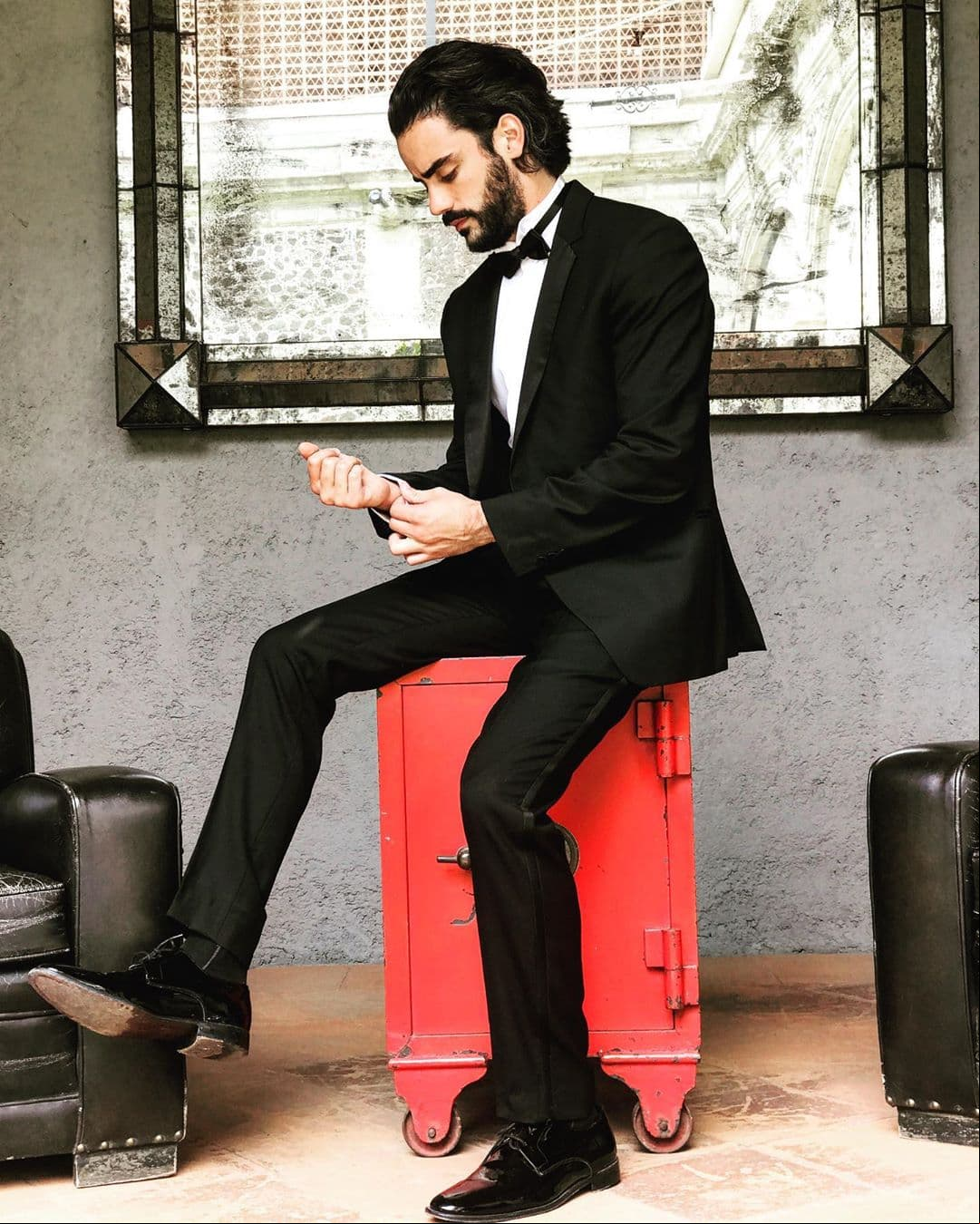 Por cumplir con la imagen de hombre perfecto, ‘Alejandro’ es novio de ‘Leonora’, aunque el sentimiento más fuerte lo tiene por un hombre. “El personaje está constantemente en una lucha entre lo que su madre, y por consecuencia su padre también, quieren de él y lo que él realmente quiere ser; y todo el miedo de la crítica social, obviamente representa para él algo fuerte”, agregó.