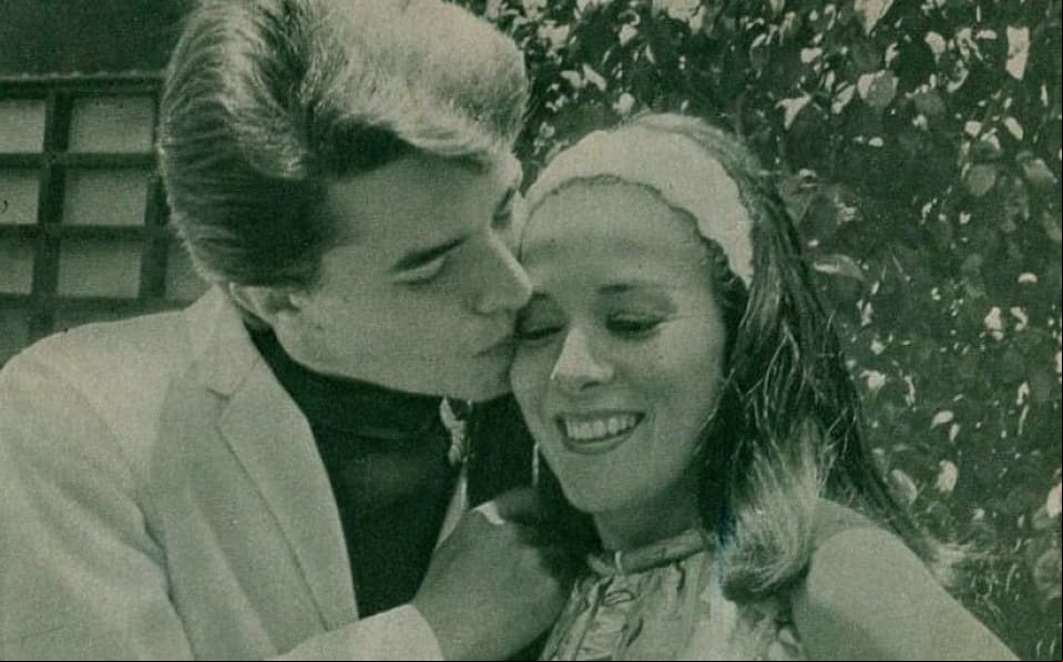 Una de las primeras polémicas que el cantante enfrentó fueron las agresiones que realizó en contra de Silvia Pinal durante el tiempo que estuvieron casados.