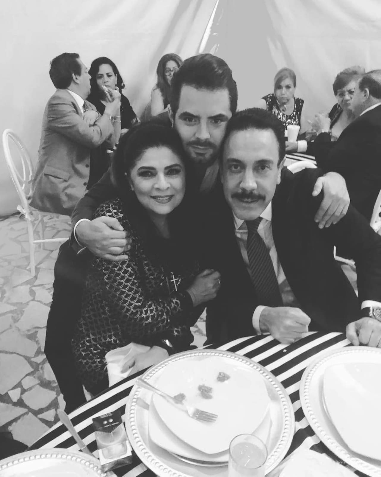 Así lo expresó en entrevista con Las Estrellas, José Eduardo Derbez, quien además de hablar de la estrecha relación que ha logrado con su padre, Eugenio Derbez, se refirió de Omar Fayad como a una gran amigo y como un segundo padre.