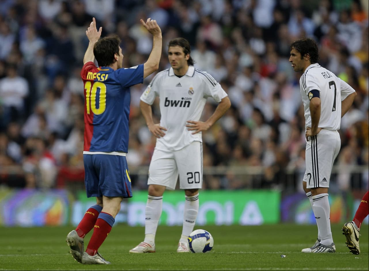Mayo 2009: Real Madrid 2-6 Barcelona.- Para muchos es el mejor partido de la historia del FC Barcelona. Uno de los puntos más álgidos del exitoso ‘Tiki-Taka’. Los dirigidos por Guardiola orquestaron un fútbol de dominio descomunal para sentenciar la primera Liga de Pep en pleno Santiago Bernabéu.