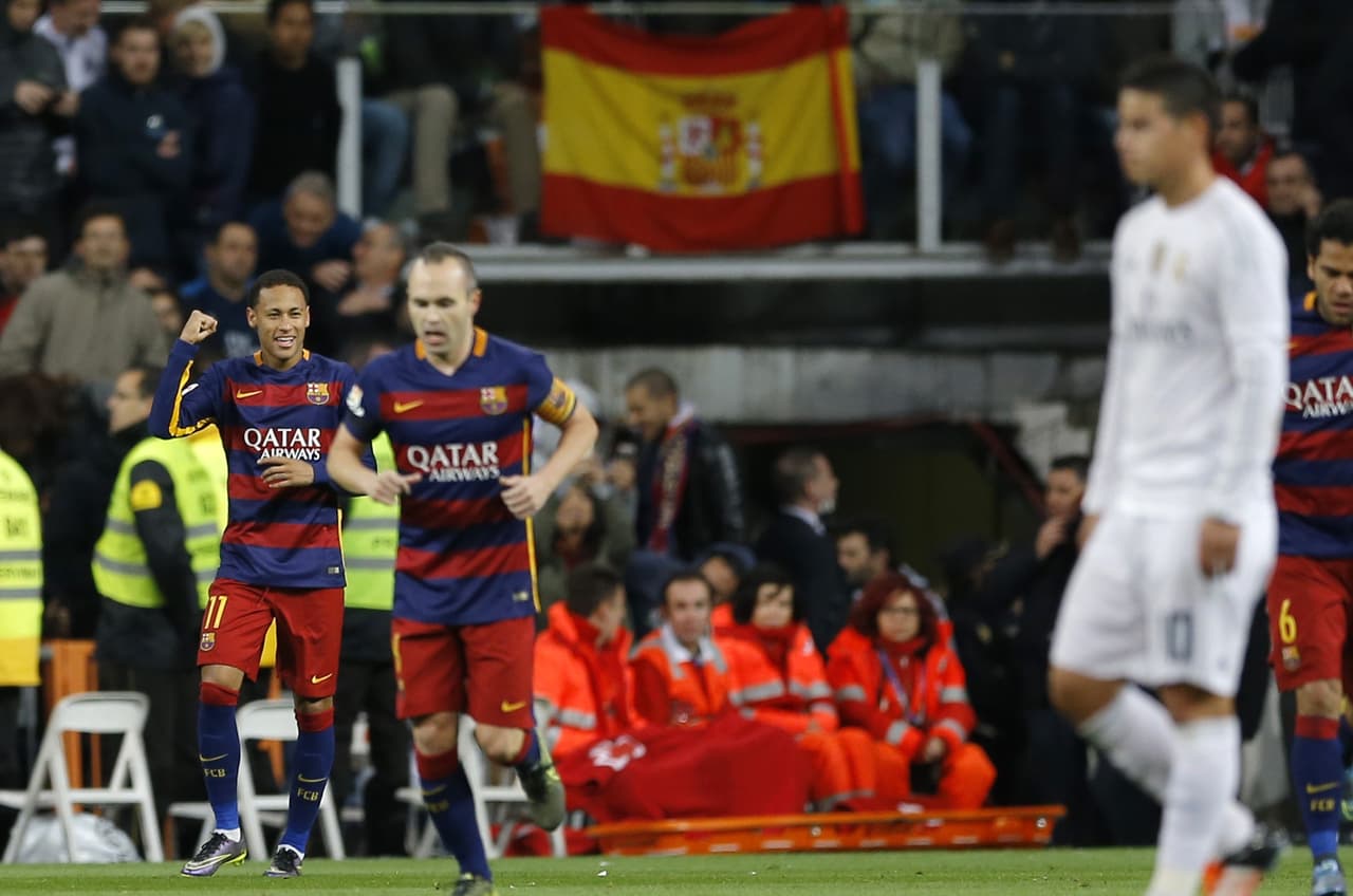 Es quizás el encuentro más sobresaliente del Barça de Luis Enrique. Una victoria contundente, goleada sin sufrimiento, ante el eterno rival, en su casa y sin Leo Messi de inicio. Los goles fueron de Luis Suárez por partida doble, Neymar e Iniesta.