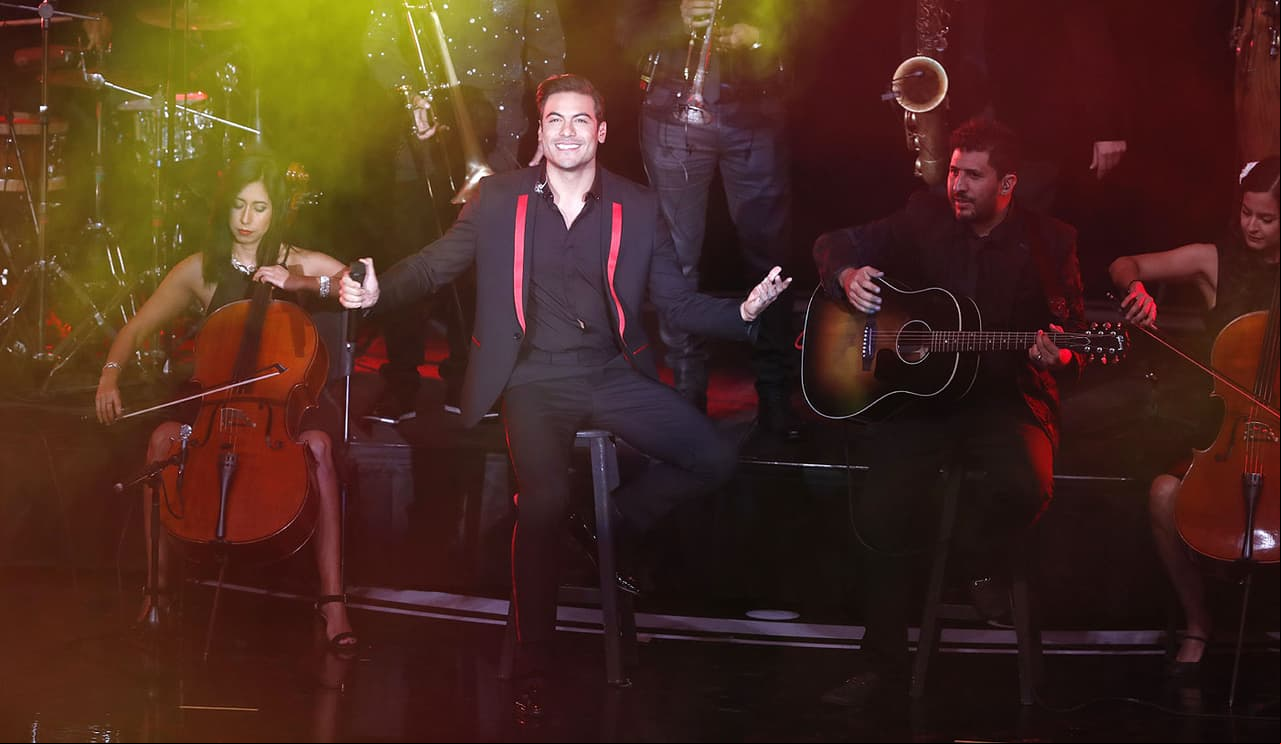 Mientras que el cantante festeja su cumpleaños número 32 con éxito al presentarse en los Premios Dial en España, desde México envían tierna dedicatoria.