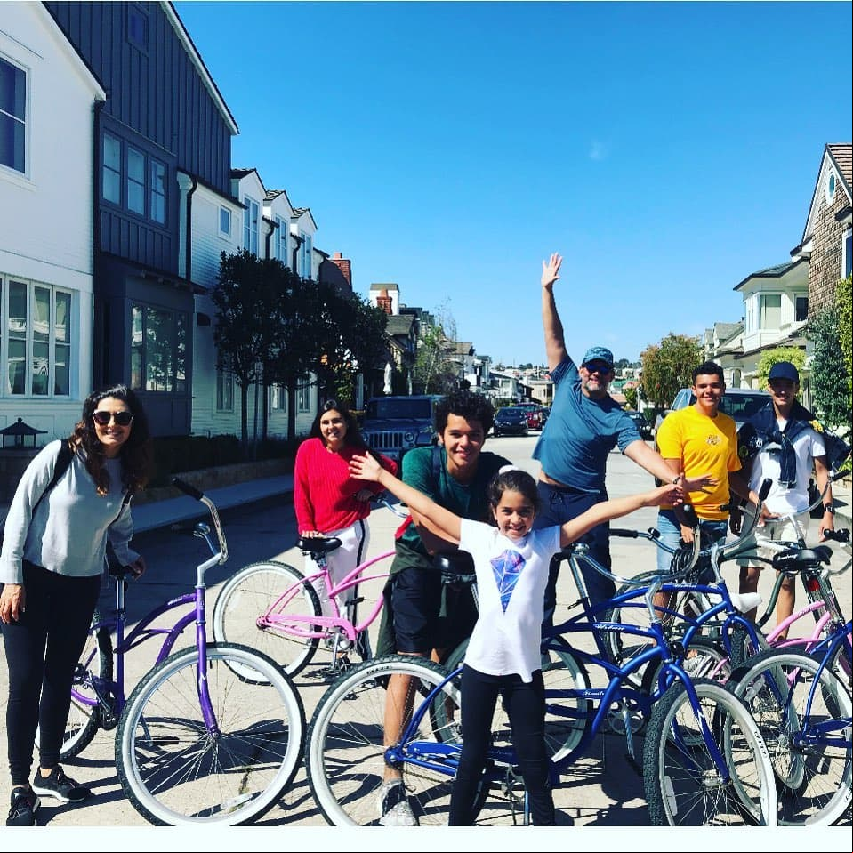 Tras pasar este tropiezo, la pareja aparece más enamorada que nunca en sus redes sociales, dedicándose tiernos mensajes, incluso hicieron un viaje a Canadá el pasado mes de junio con todos sus hijos para celebrar la graduación de Sebastián, el hijo que Mayrín tuvo con Jorge Poza.