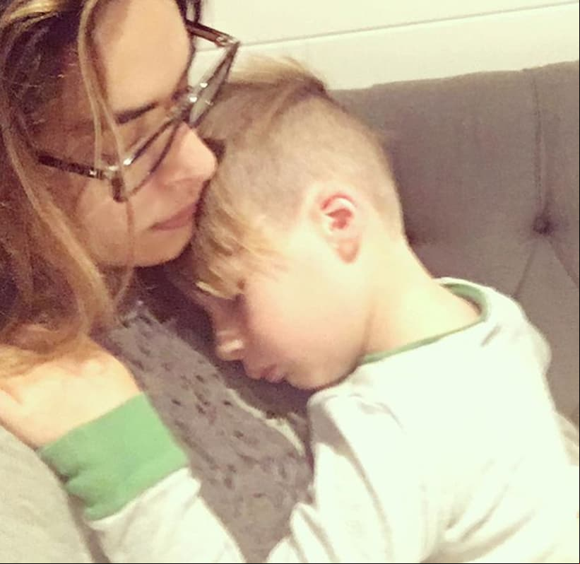 “A alguien le está costando levantarse. ¡A correr a la escuela y vámonos a trabajar! #FelizRegresoAClases y con este frío”, escribió Galilea para acompañar su publicación que muestra a Mateo aún con sueño.